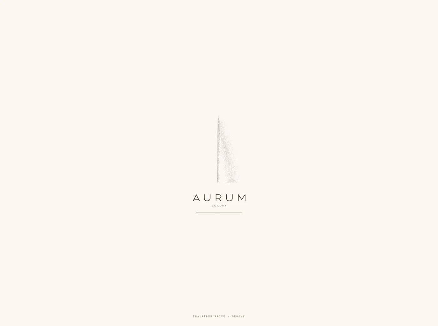 L'entrée du site Aurum Luxury, le logo sur fond crème